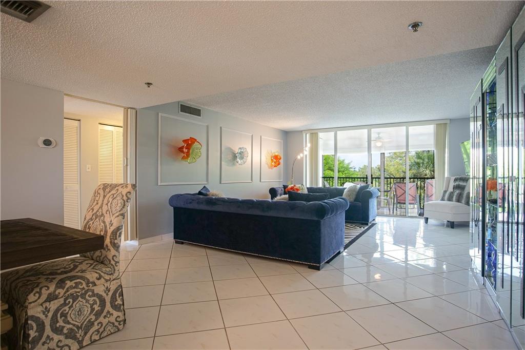 18TH HOLE - Residential