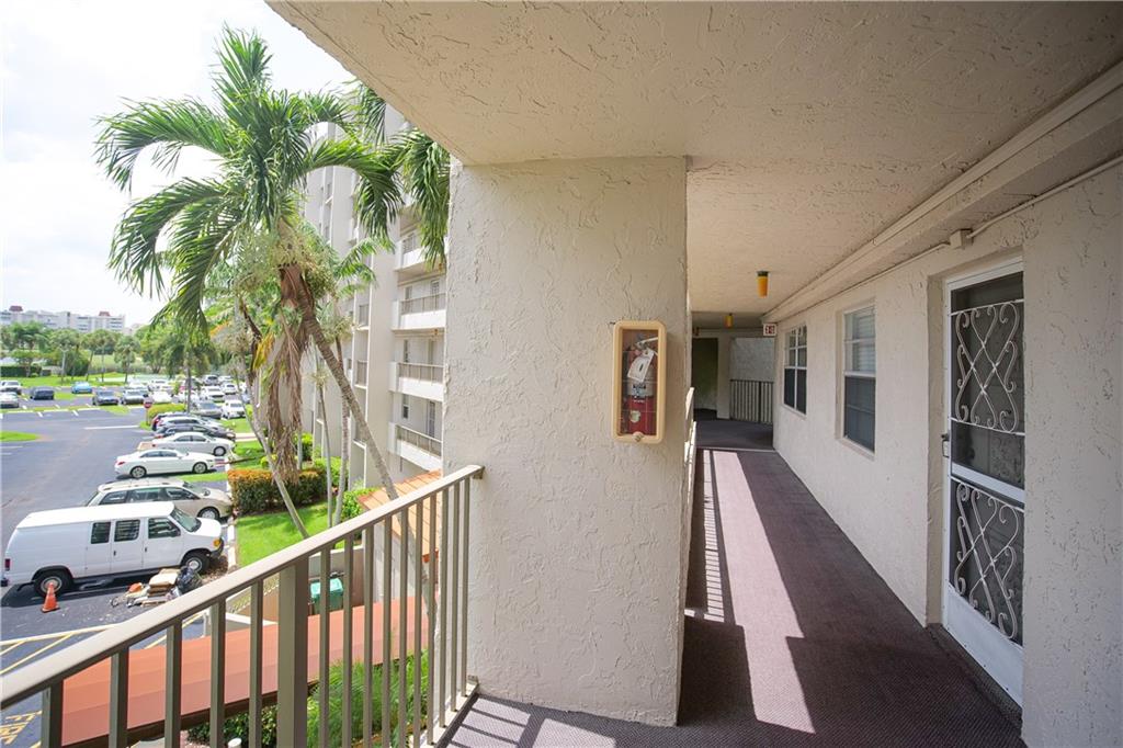 18TH HOLE - Residential