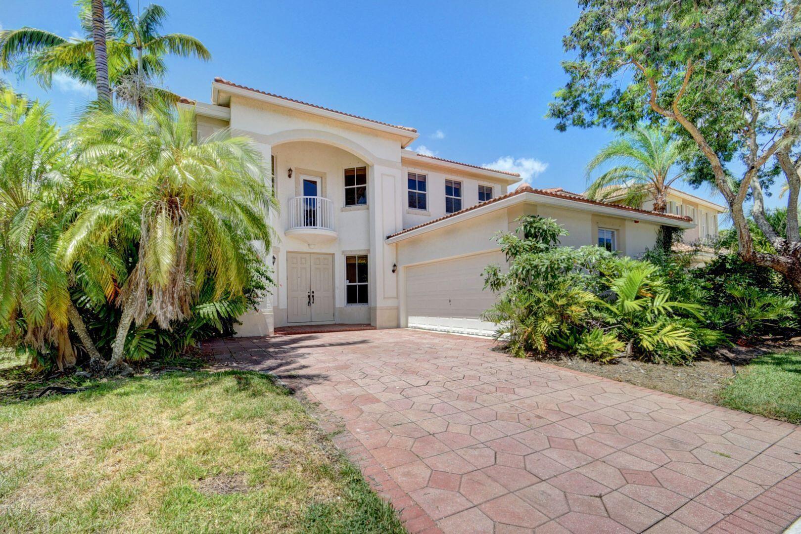 Gated Community in Black Diamond Wellington. Great location near by shop, restaurant and Wellington Mall. Centrally located close to great rating schools. New AC 2025. Beautiful lake view with pool. MUST SEE!