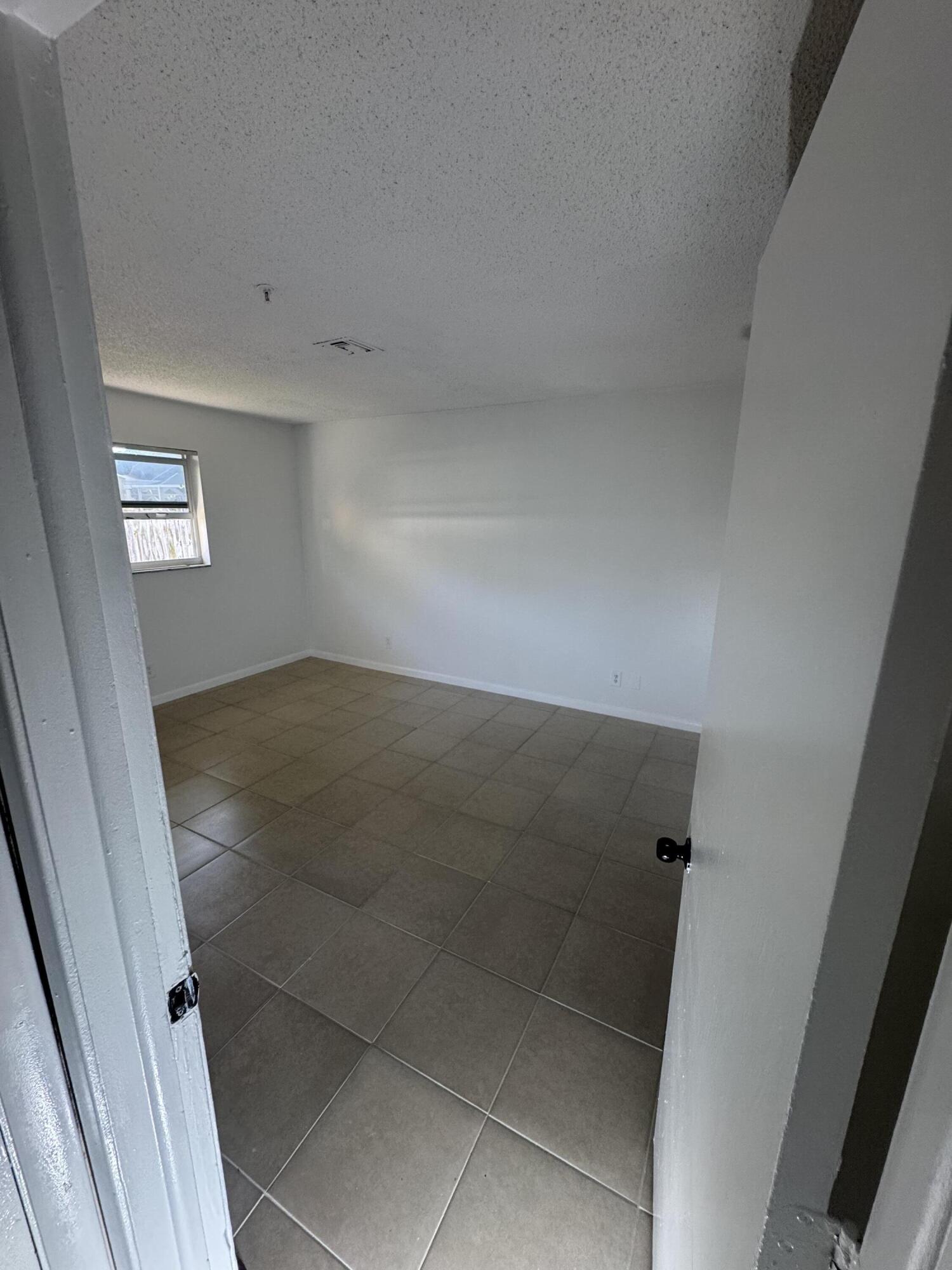 PALM BEACH FARMS CO 7 - Residential Lease