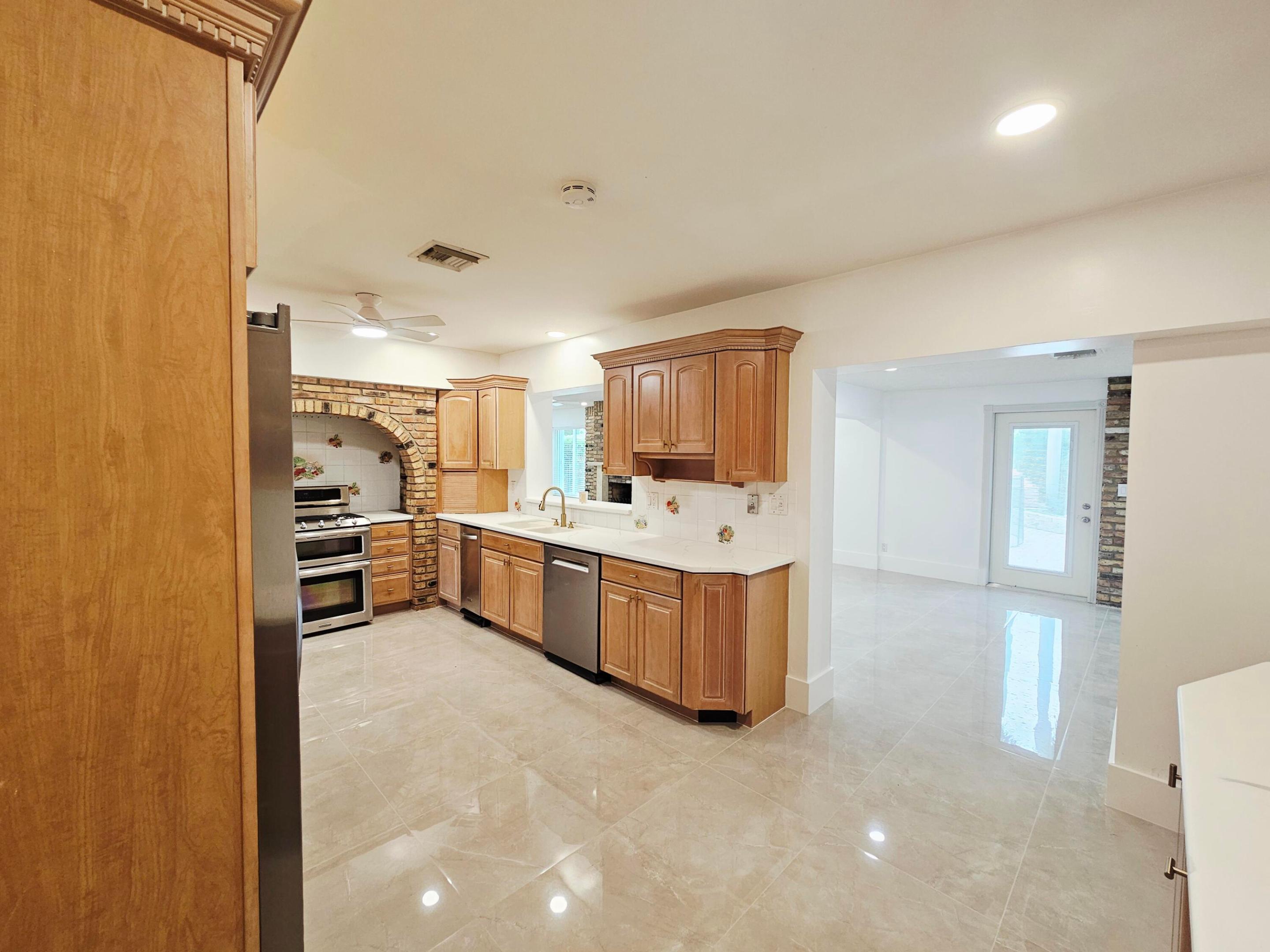 HOLLYWOOD HILLS - Residential