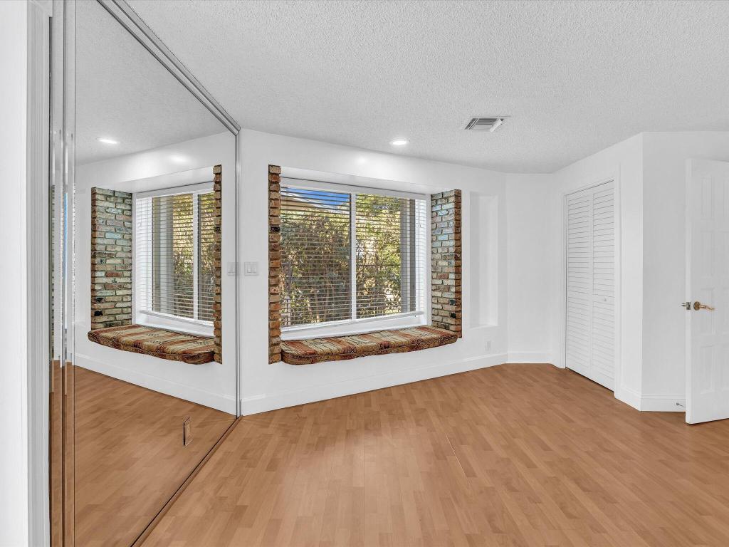 HOLLYWOOD HILLS - Residential