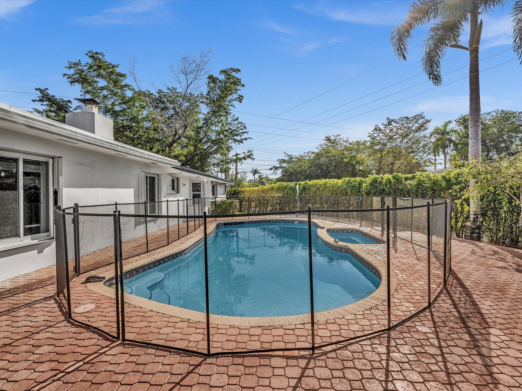 HOLLYWOOD HILLS - Residential