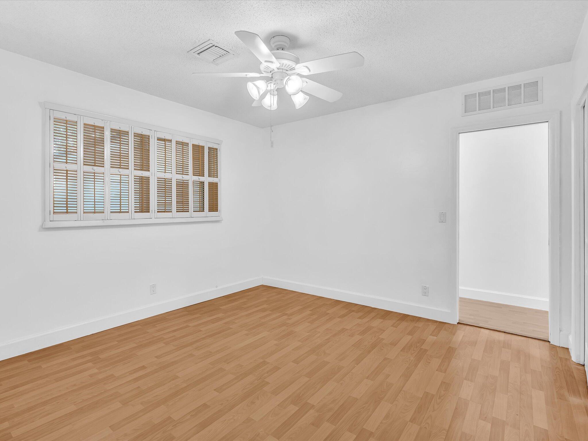 HOLLYWOOD HILLS - Residential