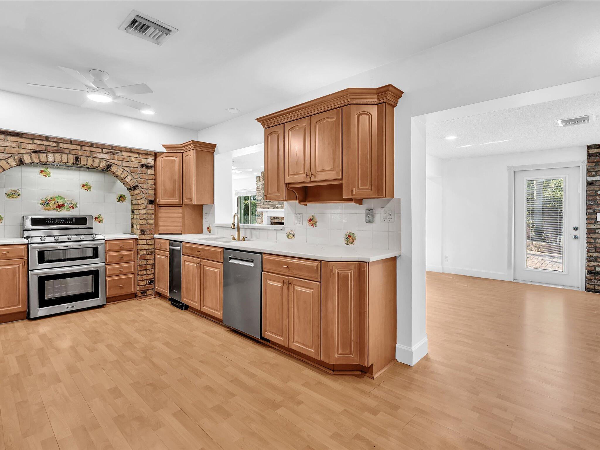 HOLLYWOOD HILLS - Residential