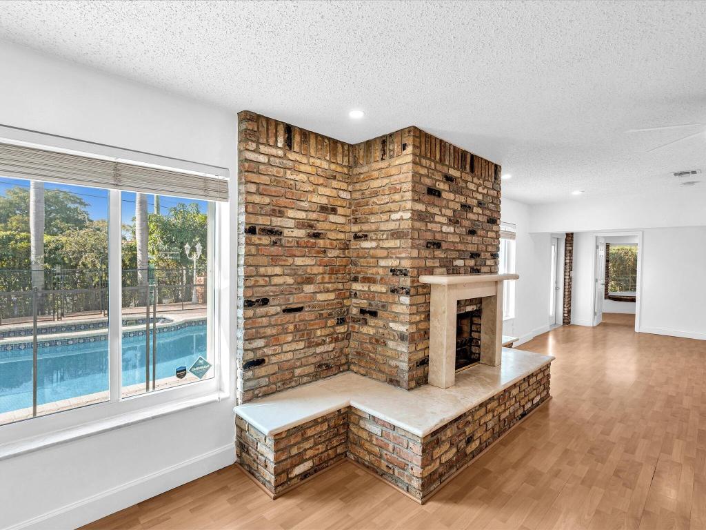 HOLLYWOOD HILLS - Residential