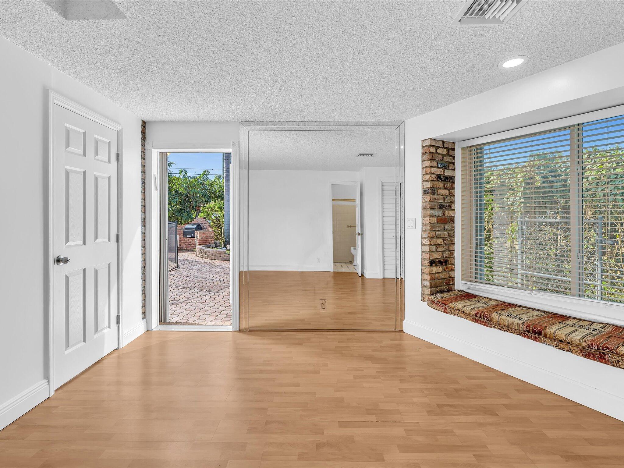 HOLLYWOOD HILLS - Residential