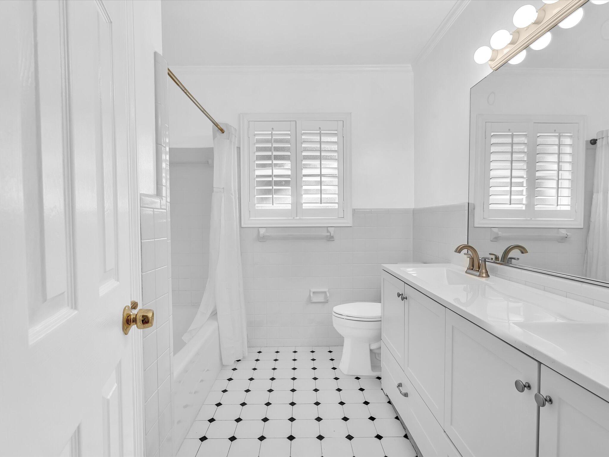 HOLLYWOOD HILLS - Residential