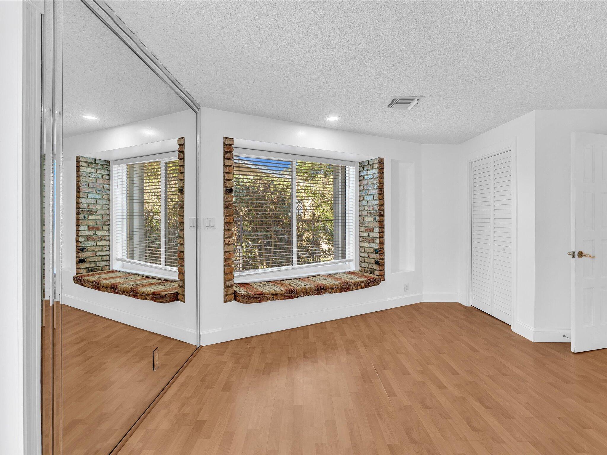 HOLLYWOOD HILLS - Residential