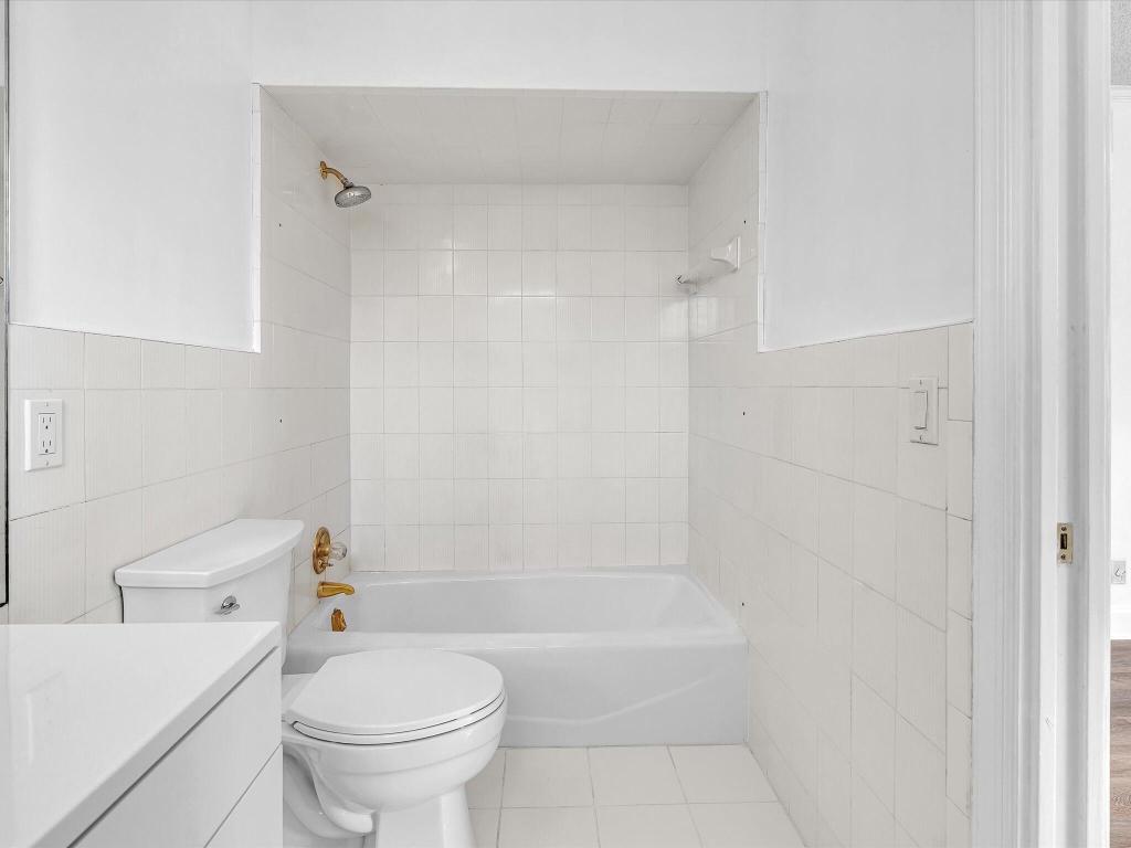 HOLLYWOOD HILLS - Residential