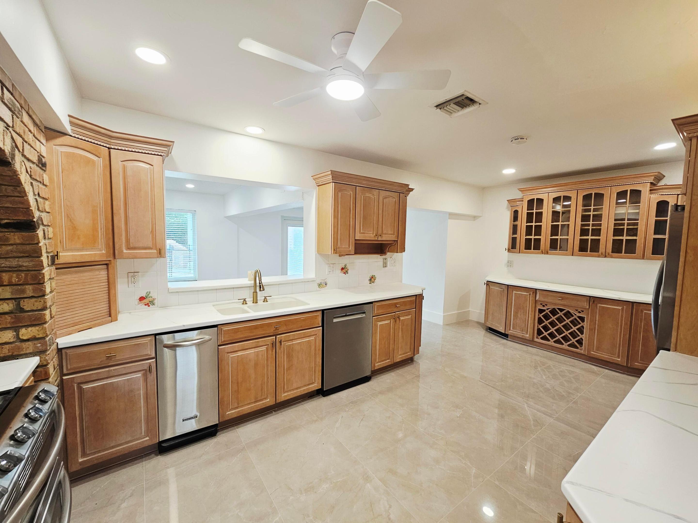 HOLLYWOOD HILLS - Residential