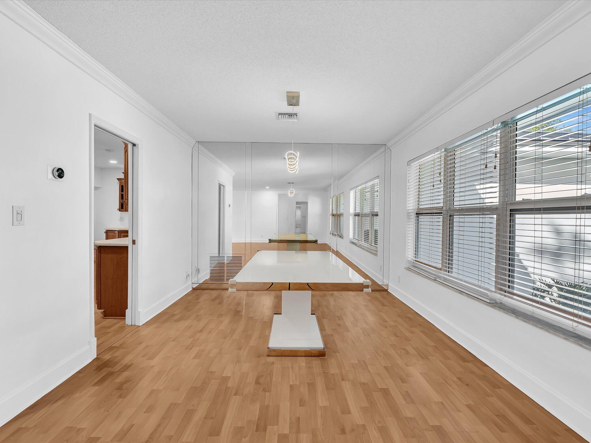 HOLLYWOOD HILLS - Residential