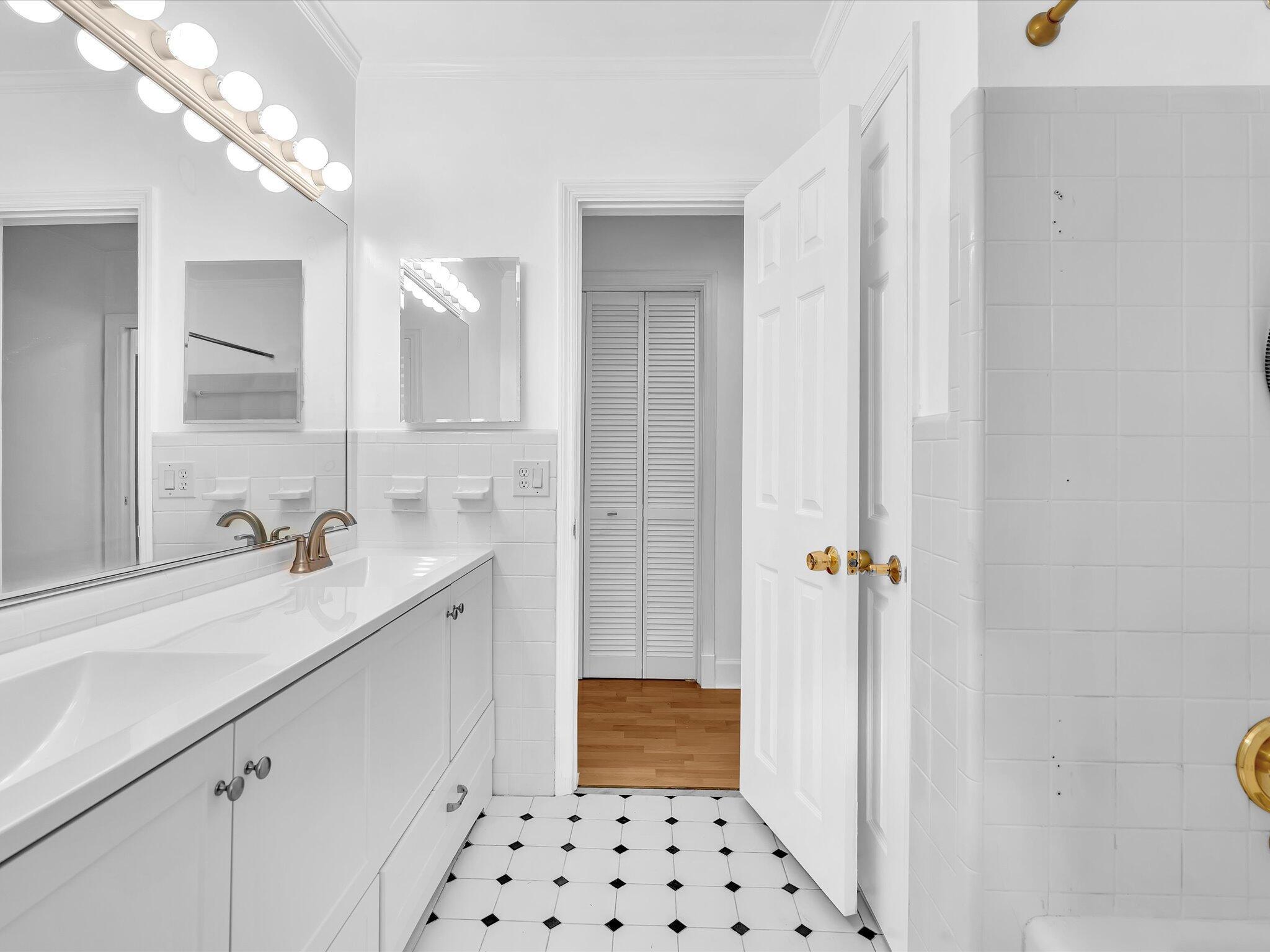 HOLLYWOOD HILLS - Residential