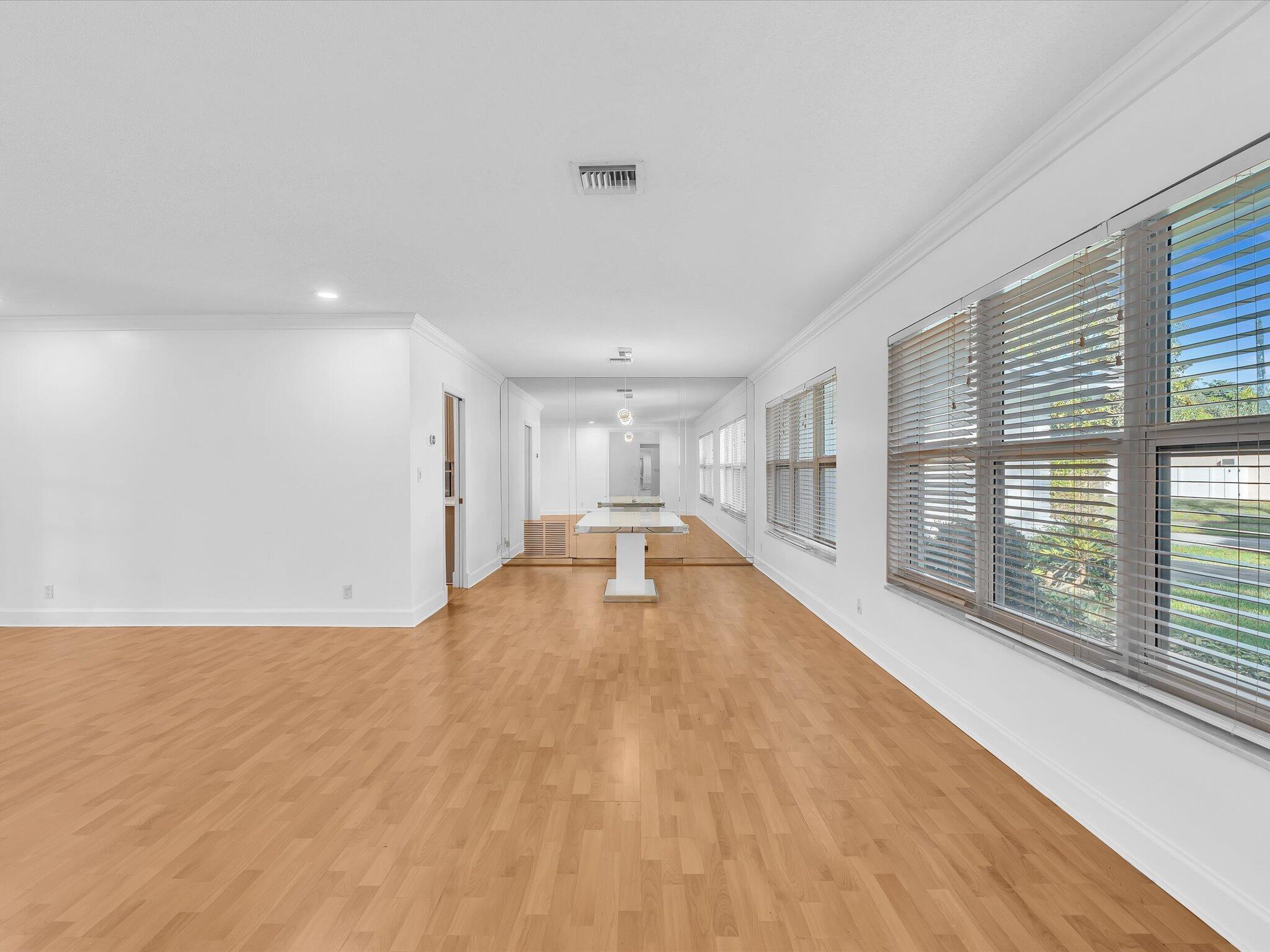 HOLLYWOOD HILLS - Residential