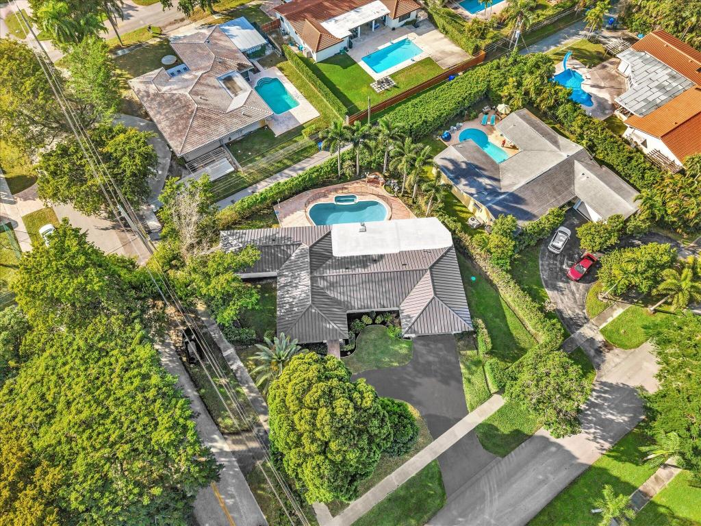 HOLLYWOOD HILLS - Residential