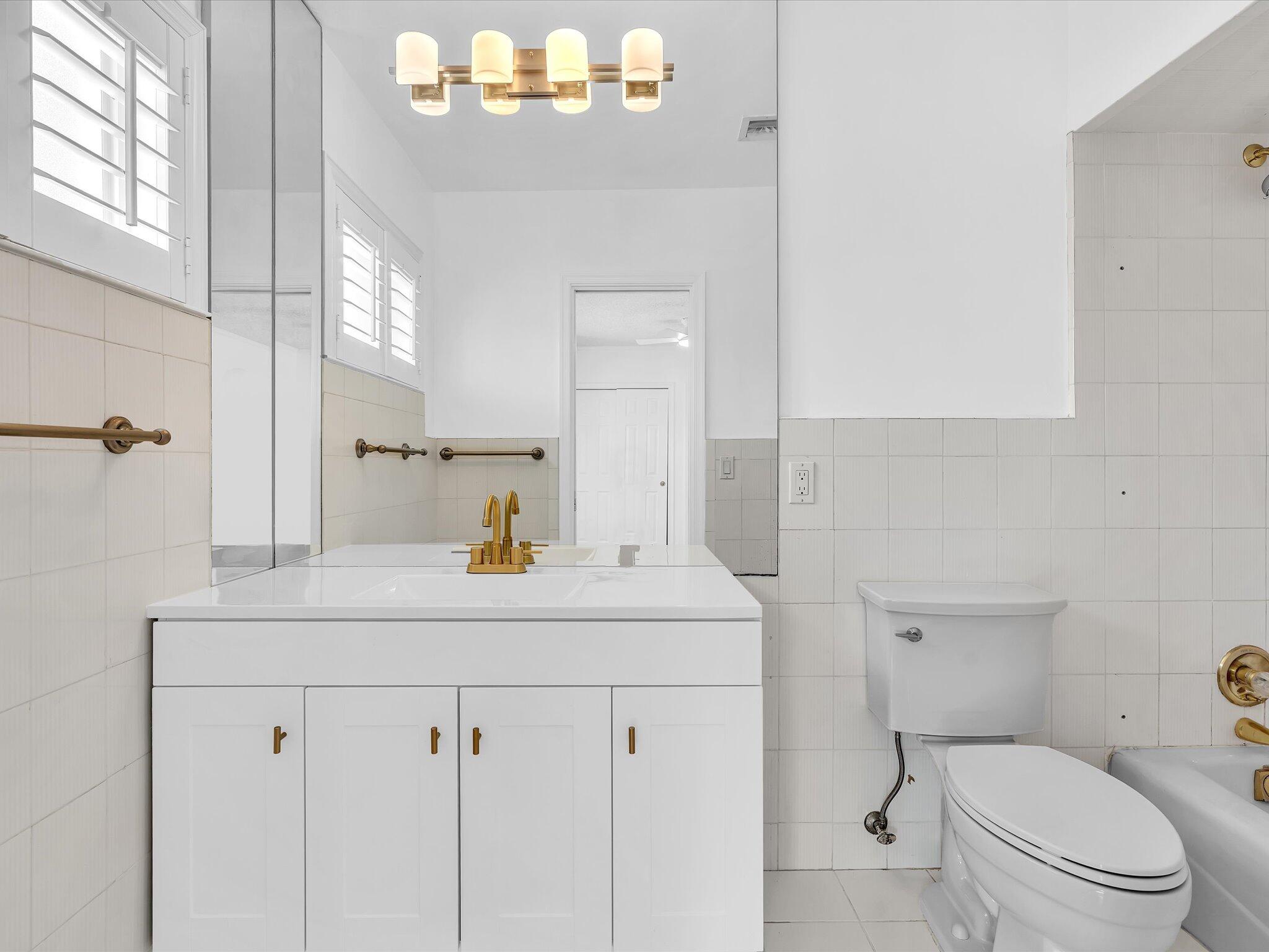 HOLLYWOOD HILLS - Residential