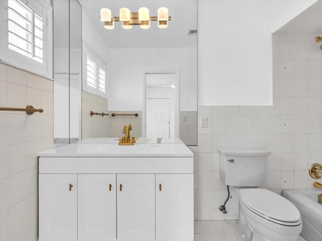 HOLLYWOOD HILLS - Residential