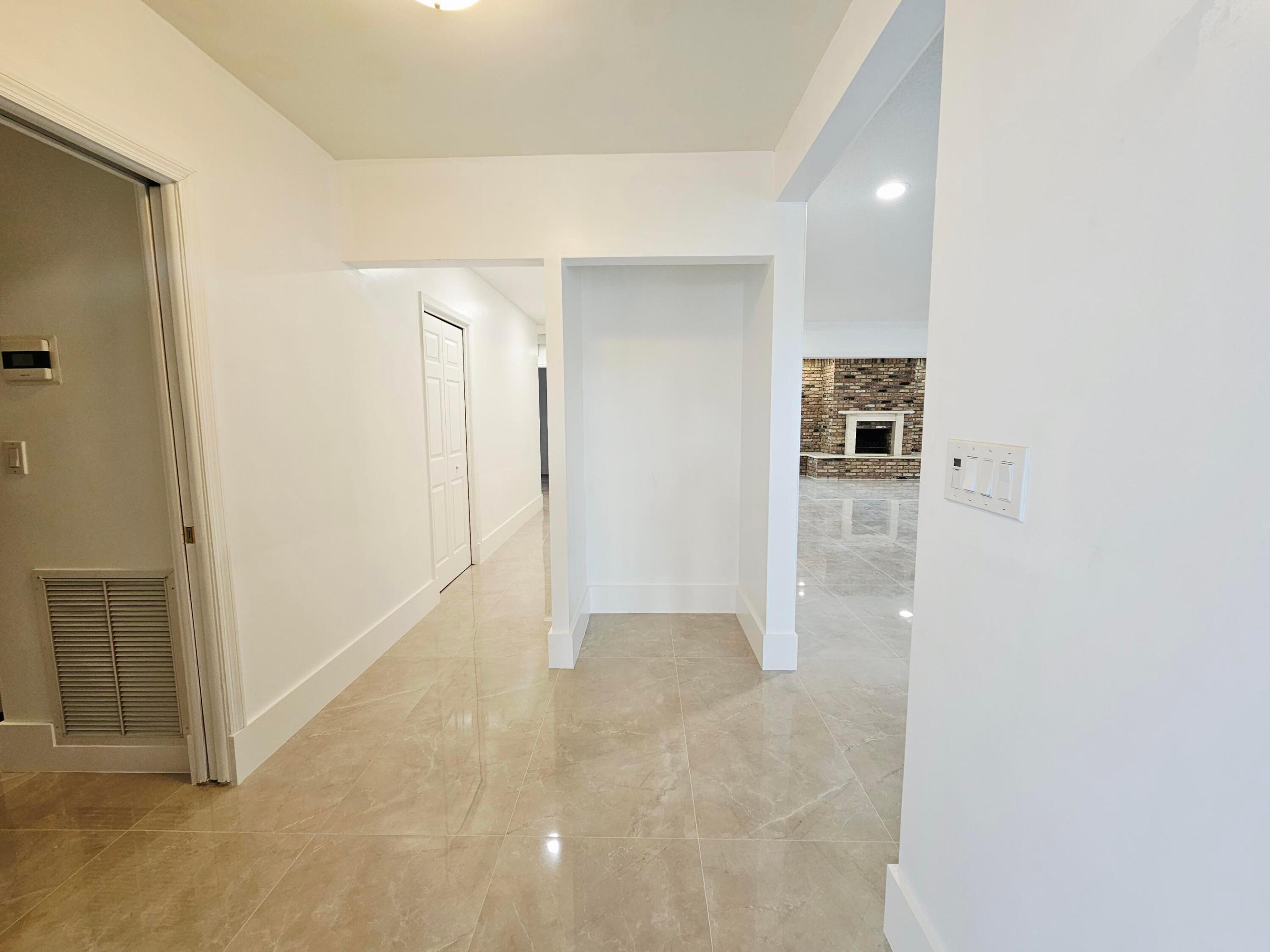 HOLLYWOOD HILLS - Residential