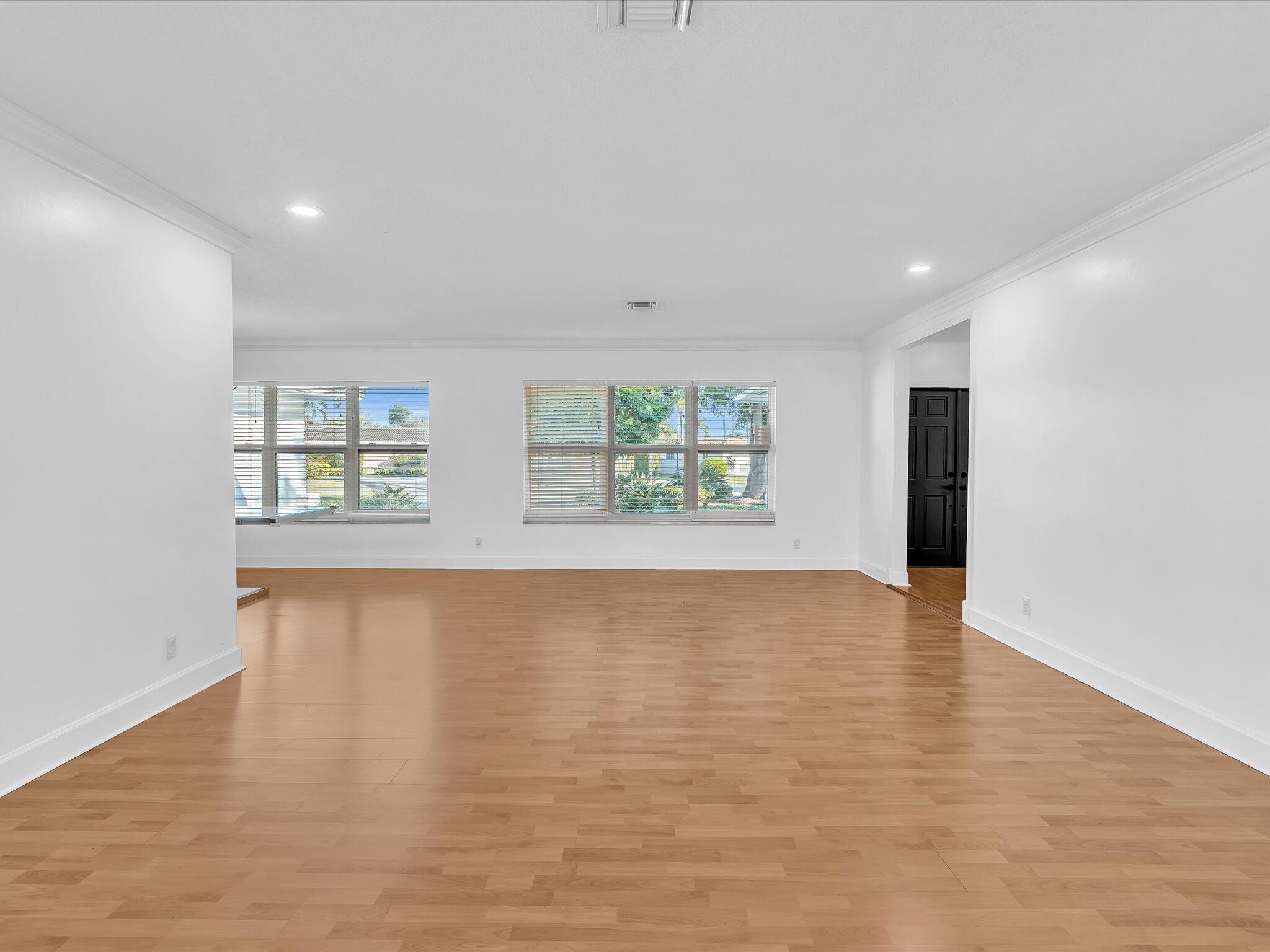 HOLLYWOOD HILLS - Residential