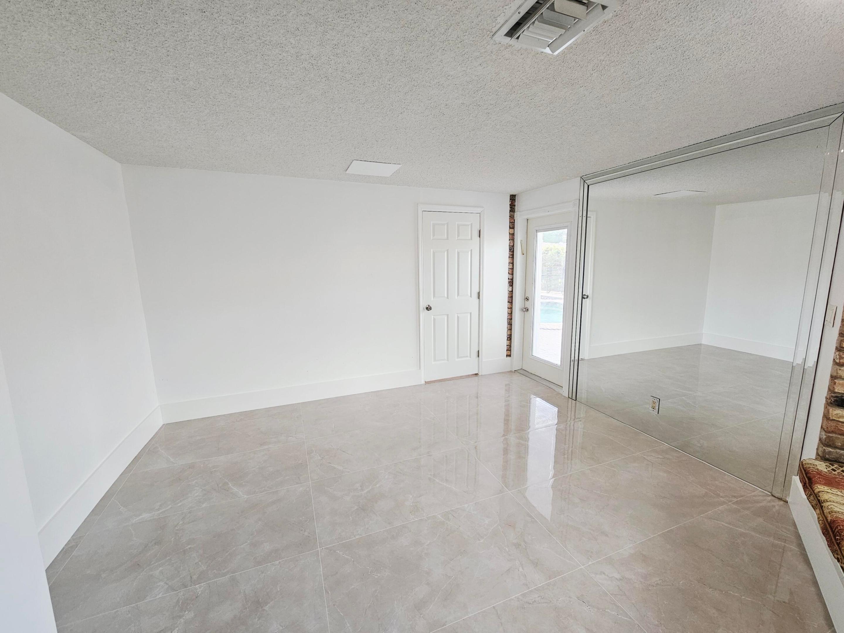 HOLLYWOOD HILLS - Residential