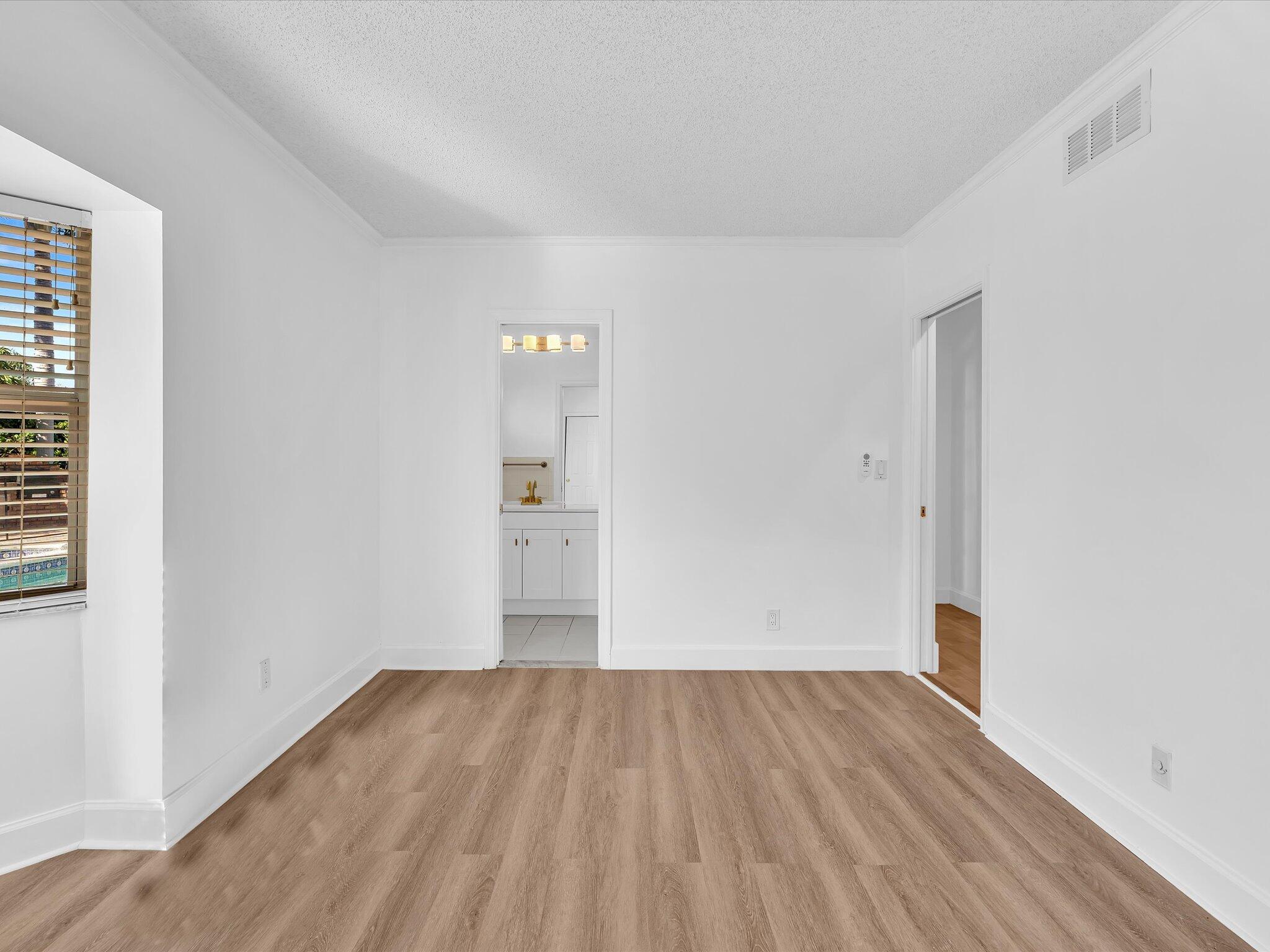 HOLLYWOOD HILLS - Residential