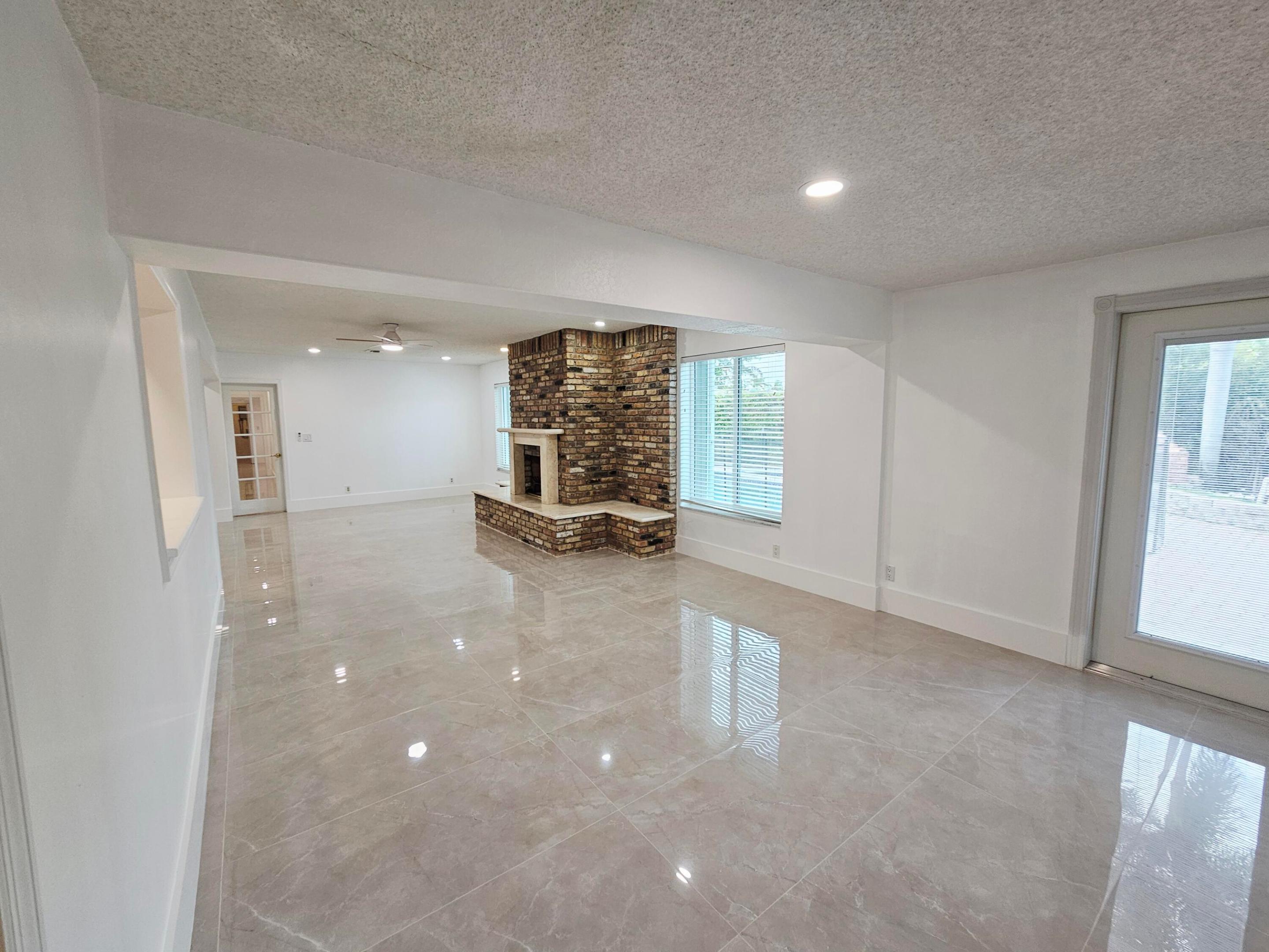 HOLLYWOOD HILLS - Residential