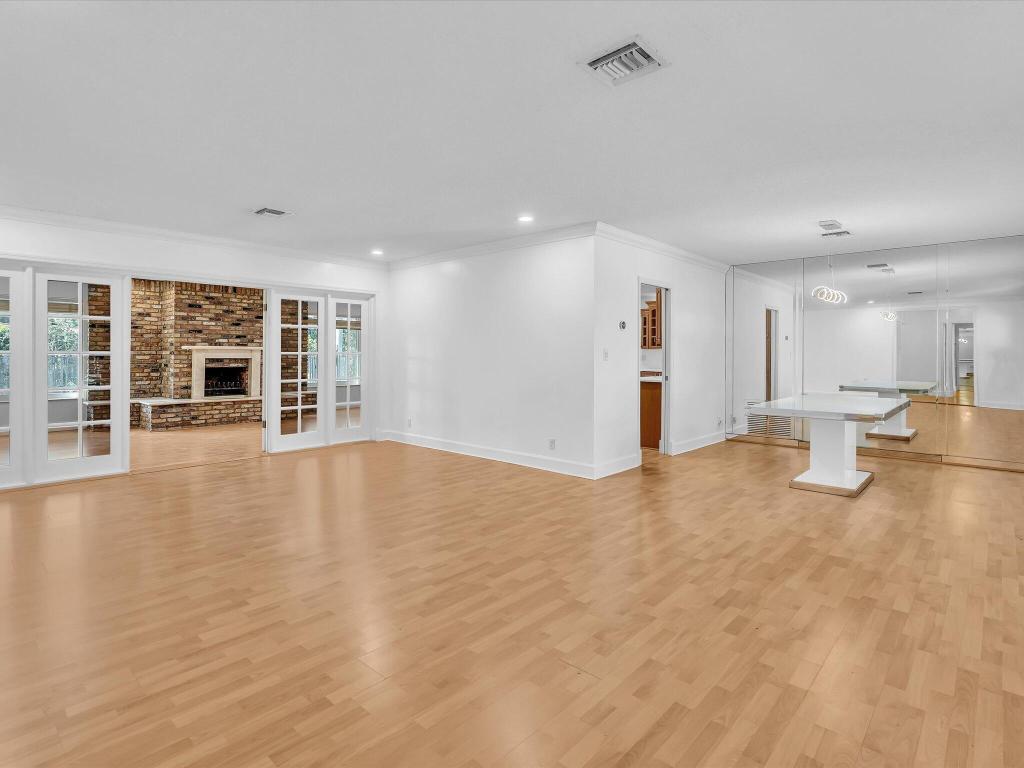 HOLLYWOOD HILLS - Residential