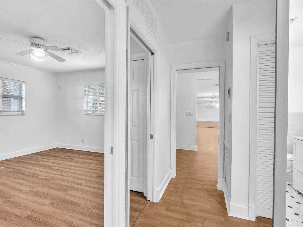 HOLLYWOOD HILLS - Residential