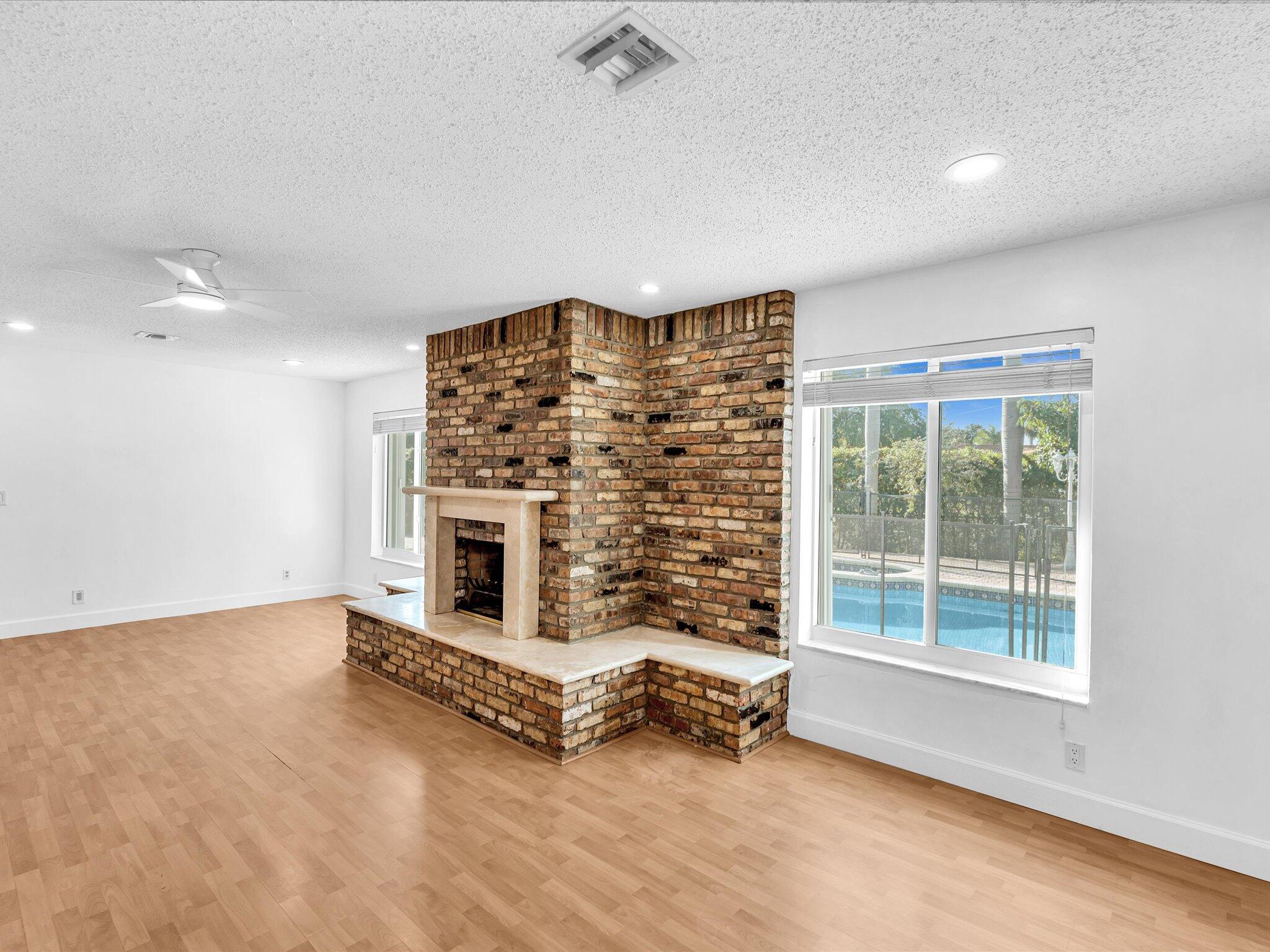 HOLLYWOOD HILLS - Residential