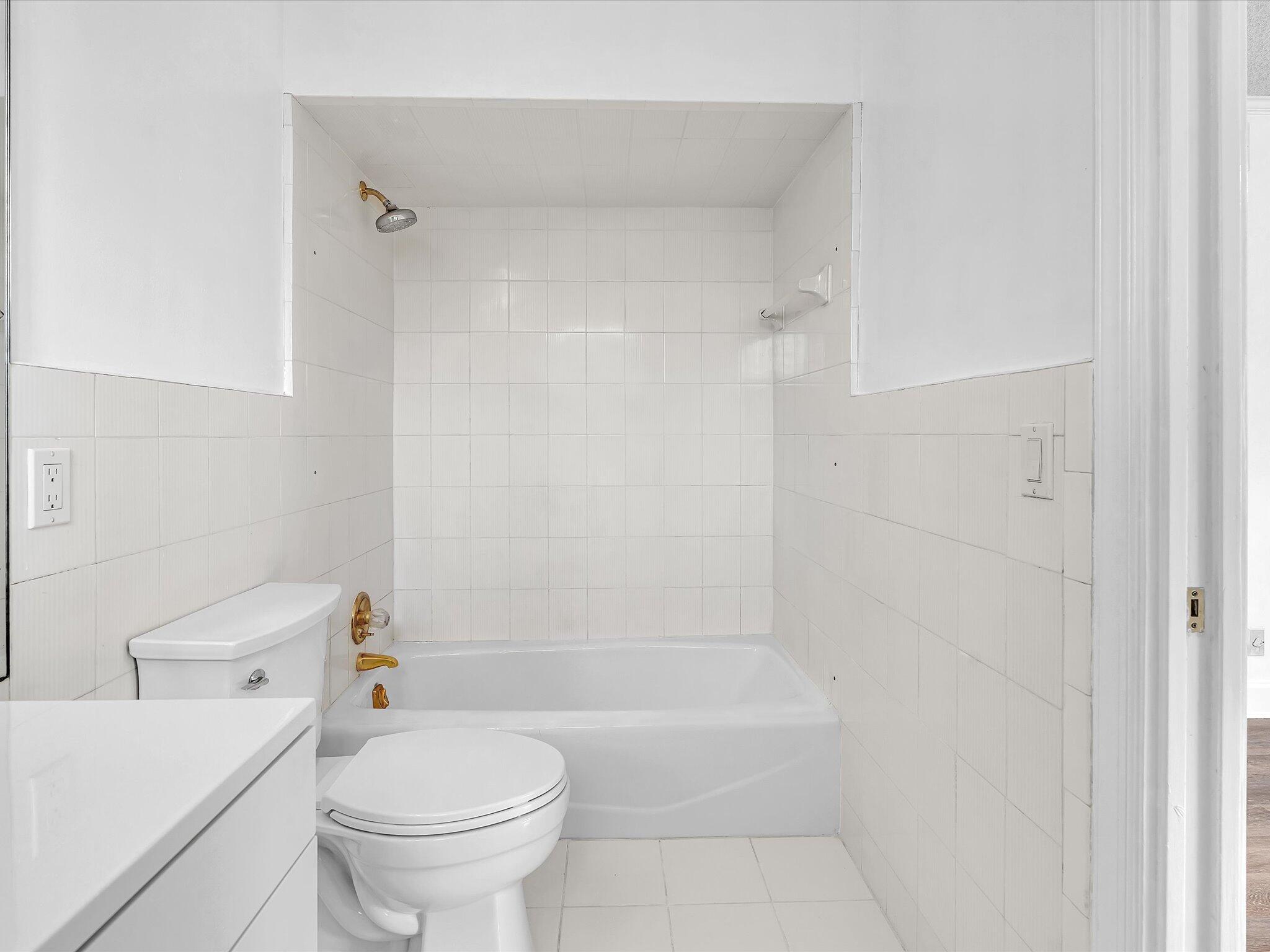 HOLLYWOOD HILLS - Residential