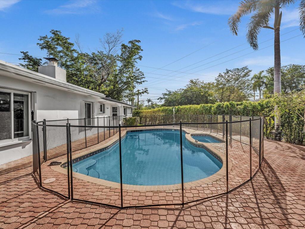 HOLLYWOOD HILLS - Residential