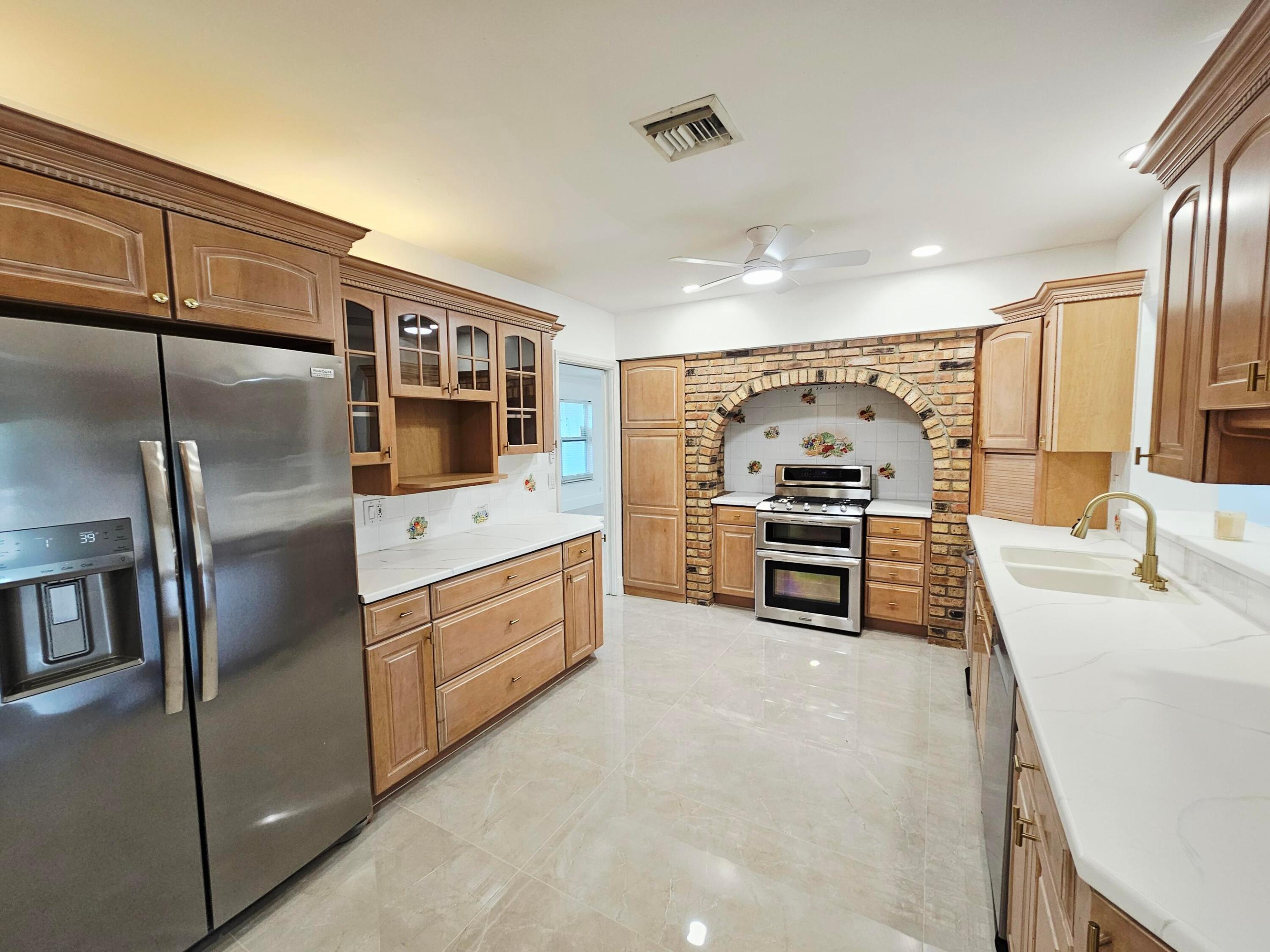 HOLLYWOOD HILLS - Residential