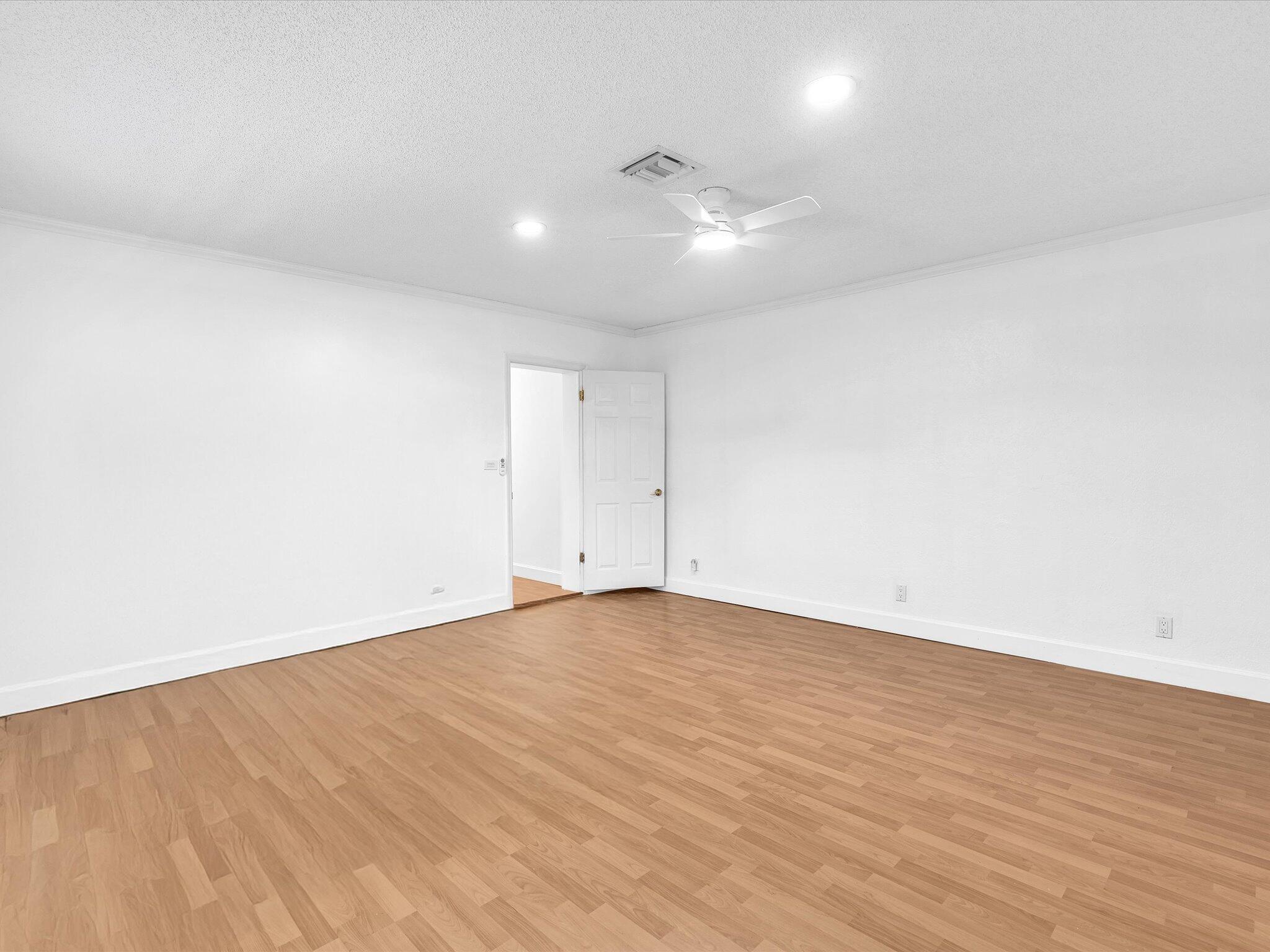 HOLLYWOOD HILLS - Residential