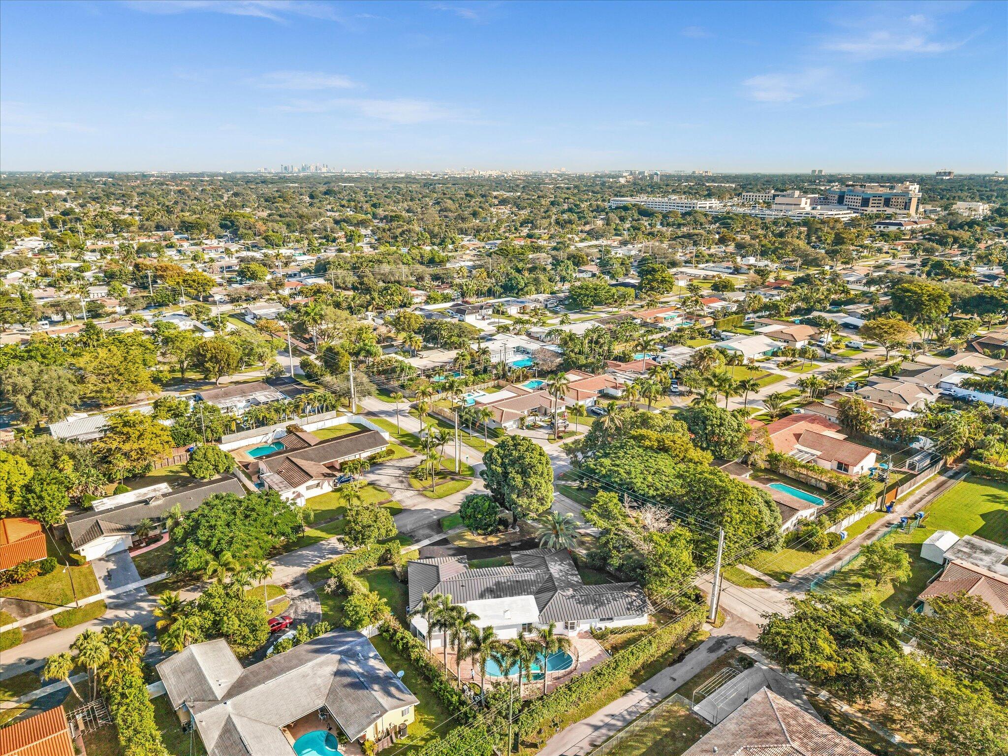 HOLLYWOOD HILLS - Residential