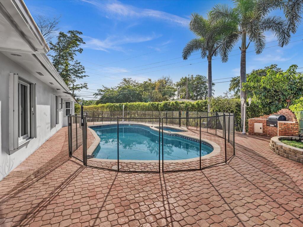 HOLLYWOOD HILLS - Residential