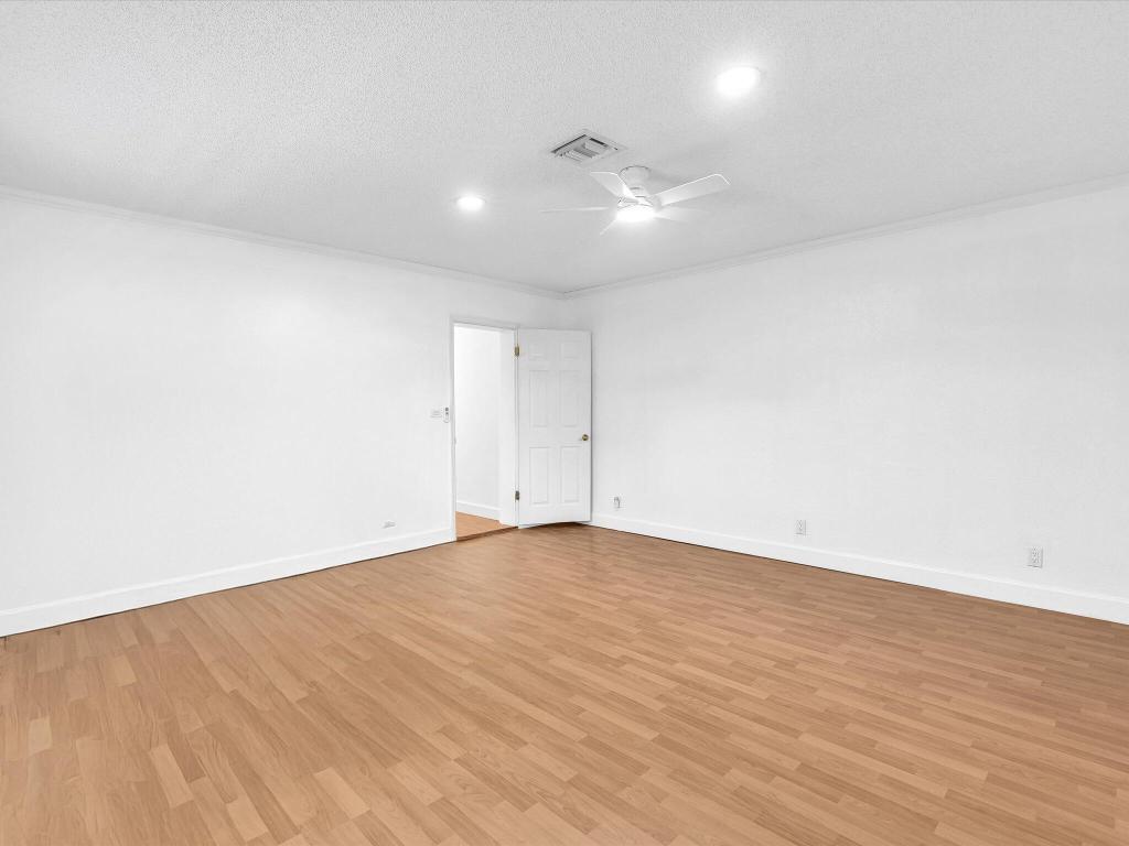 HOLLYWOOD HILLS - Residential