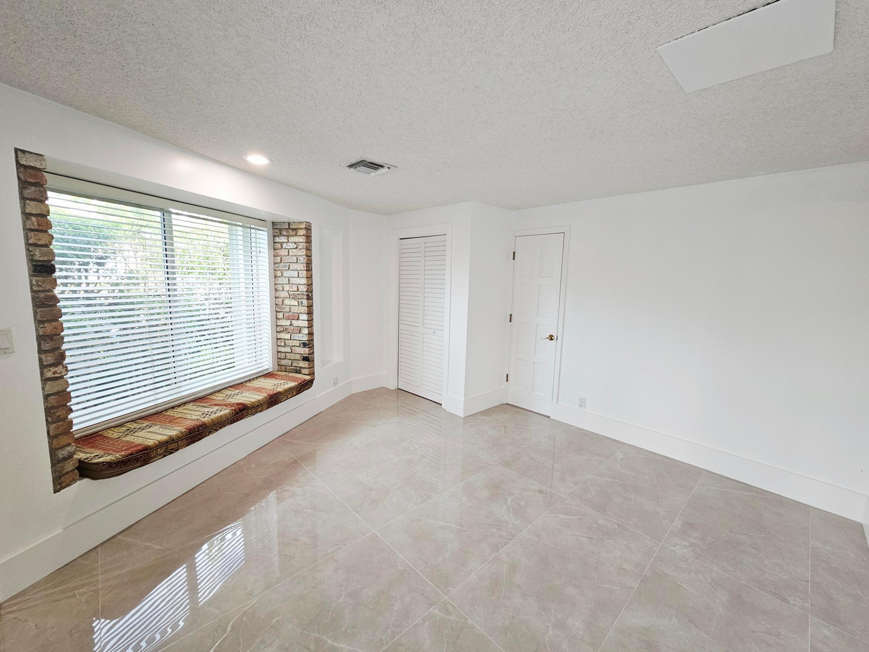 HOLLYWOOD HILLS - Residential