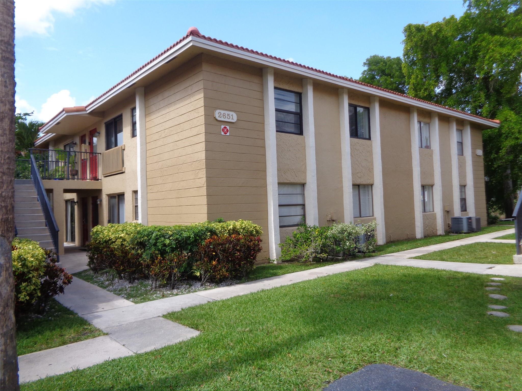 Well-kept corner unit on first floor. Newer cabinets, tiled floor, appliances, HVAC, water heater. Washer & dryer in the unit. New roof in 2025. Beautifully kept community conveniently located of Riverside Drive. Easy access to shopping, health care, schools, hospitals, parks, beaches, main highways, international airports. Ideal for primary residence or rental income. Low condo fees.