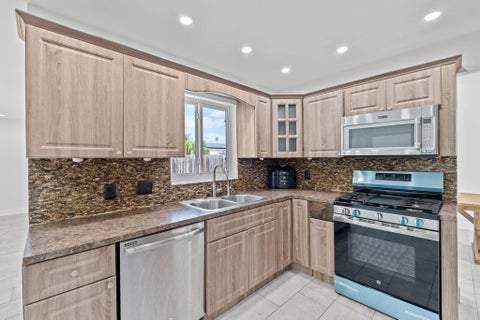 Tiny photo for 11831 NW 38th Place, Sunrise, FL 33323 (MLS # B26021406)