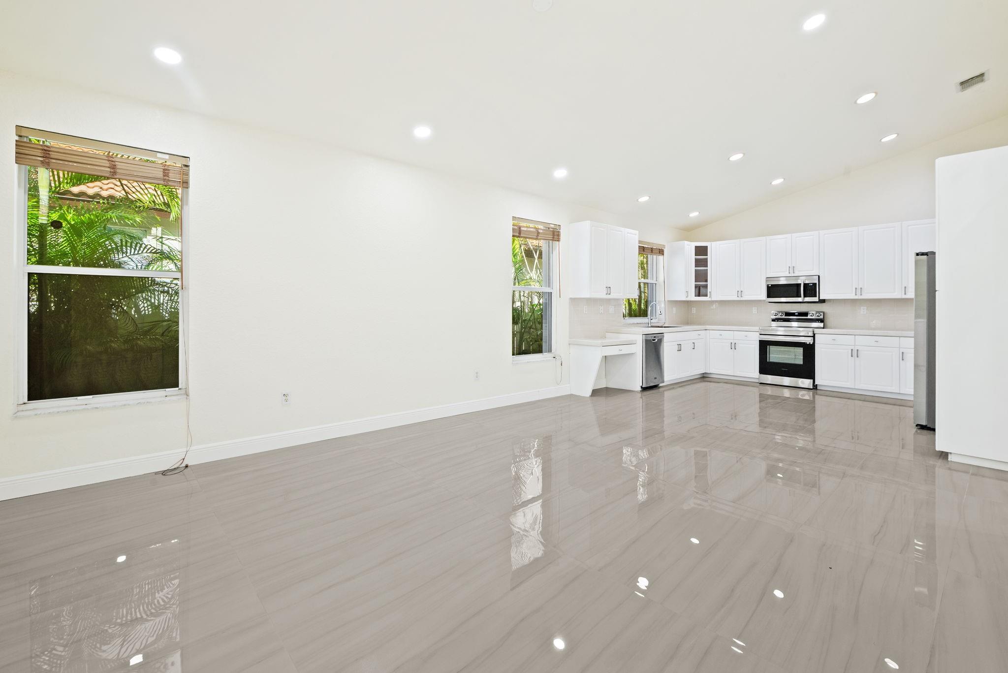 SUNSET LAKES PLAT ONE - Residential Lease