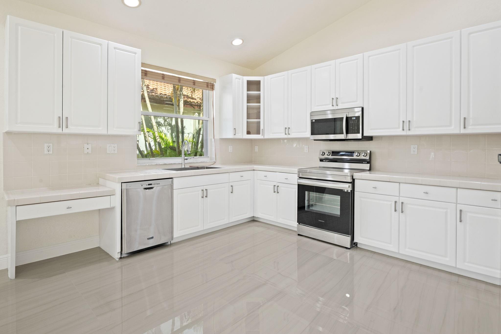 SUNSET LAKES PLAT ONE - Residential Lease