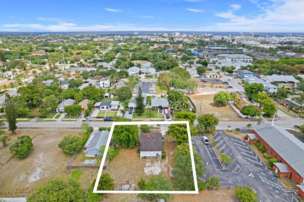 Photo of 120 NW 6th Avenue, Delray Beach, FL 33444 (MLS # R10981271)