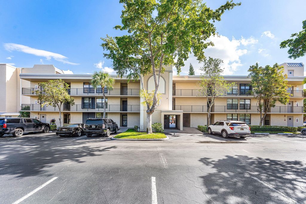 Photo of 10 Royal Palm Way #203, Boca Raton, FL 33432 (MLS # R11159319)