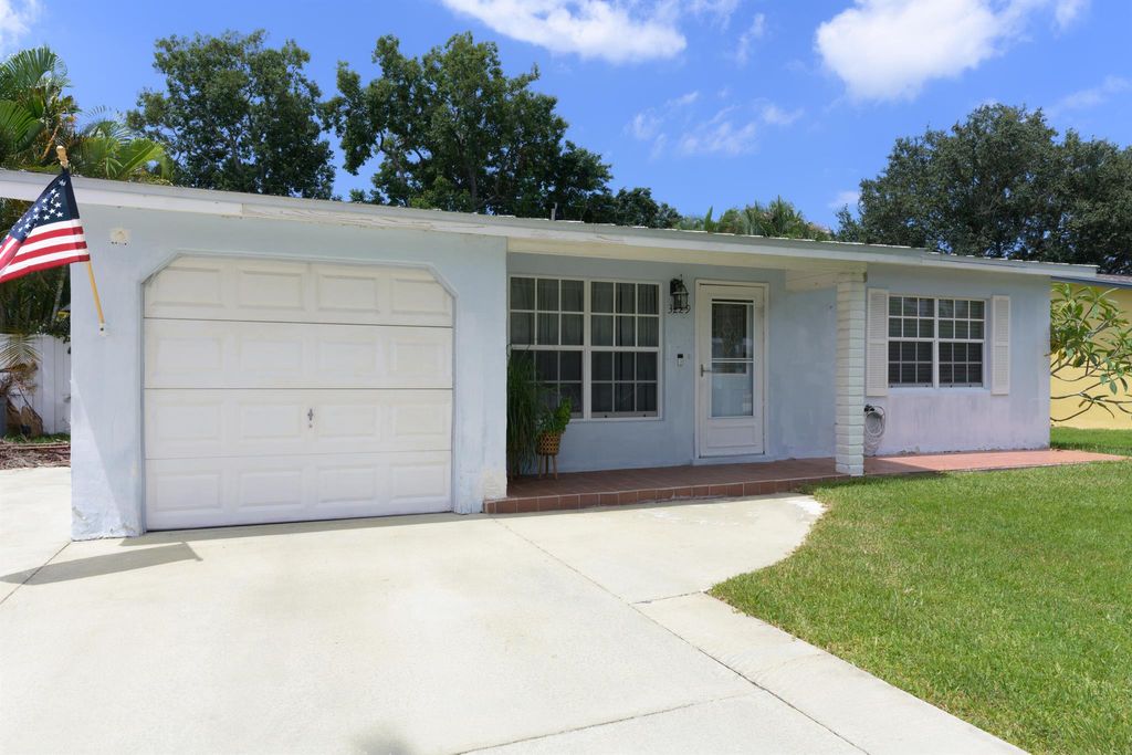 Photo of 3229 SE Cypress Street, Stuart, FL 34997 (MLS # R10909496)
