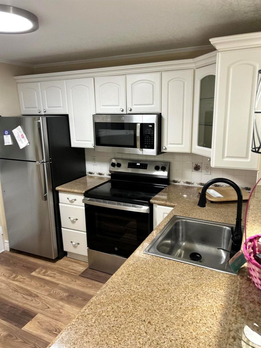 FRESHLY PAINT, NEW FLOOR, NEW VANITY, NEW WASHER AND DRYER, NEW FRIDGE, WALKING CLOSET.PARKING SPOT IN FRONT OF THE UNIT.WATER, CABLE AND HIGH SPEED INTERNET INCLUDED.CLOSE TO 95, 5MNS TO THE BEACH.CLOSE TO DOWNTOWN DELRAY.
