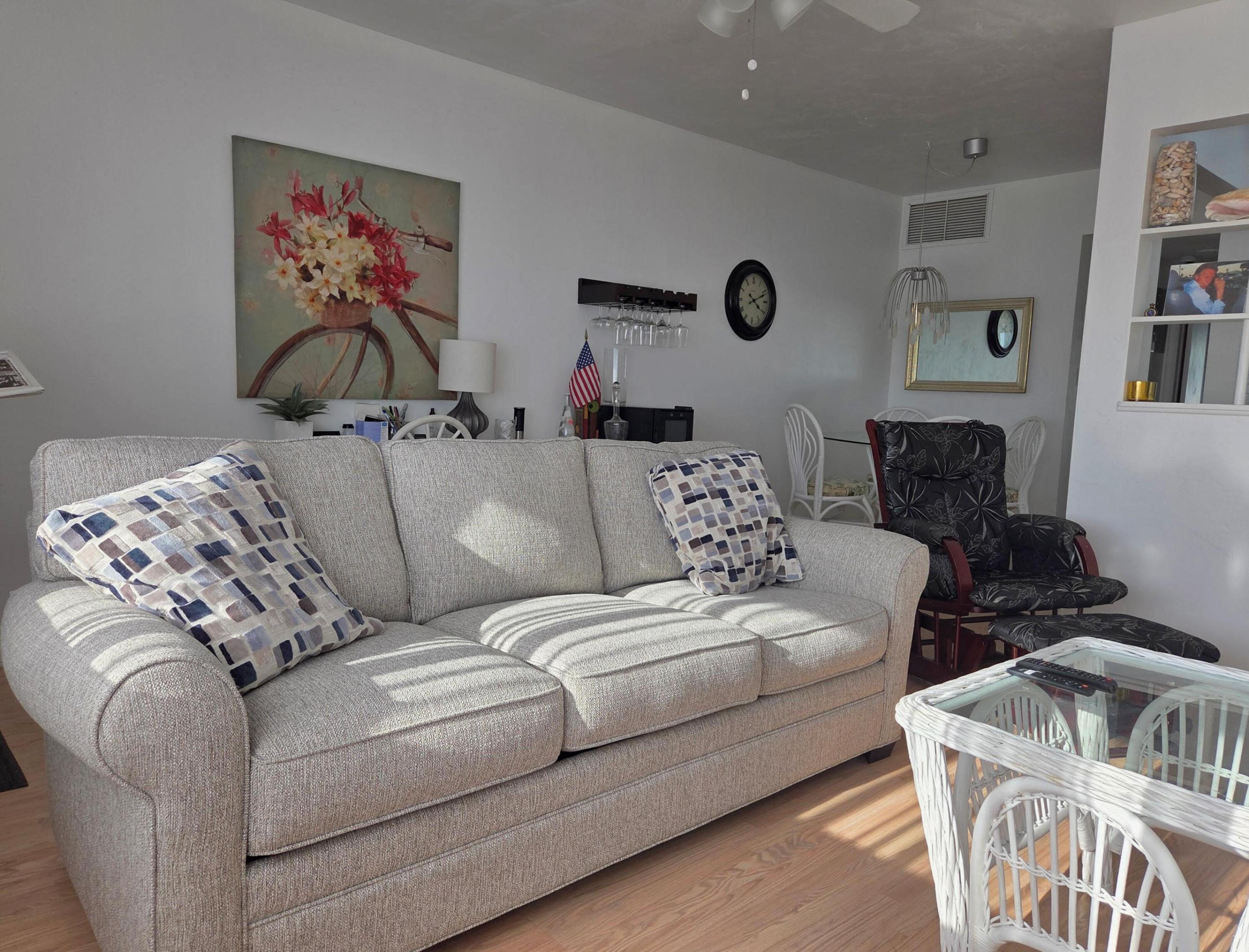 2180 Lake Osborne Drive 19, Lake Worth Beach, FL, 33461/$89,000 4 2180 Lake Osborne Drive 19