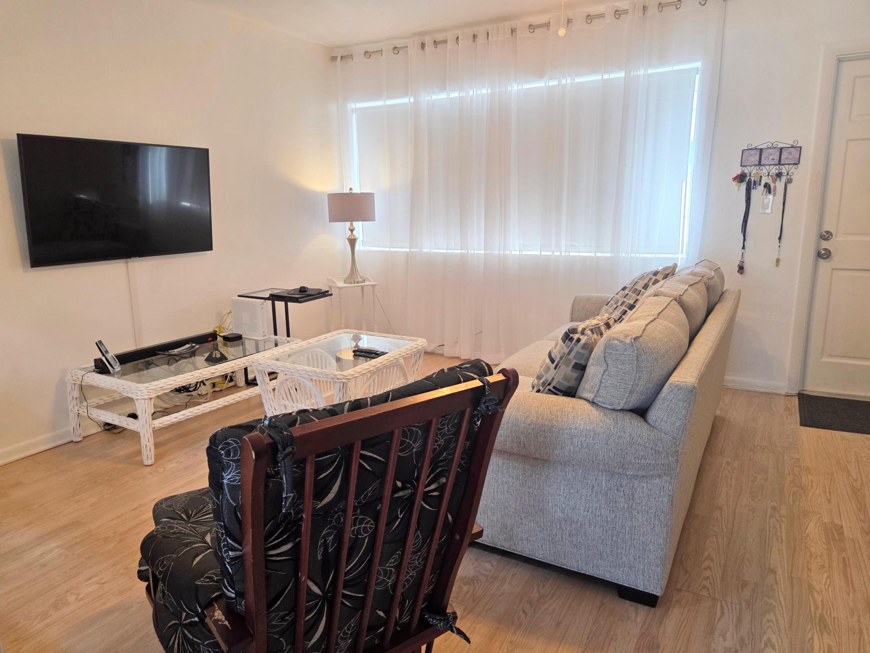 2180 Lake Osborne Drive 19, Lake Worth Beach, FL, 33461/$89,000 3 2180 Lake Osborne Drive 19