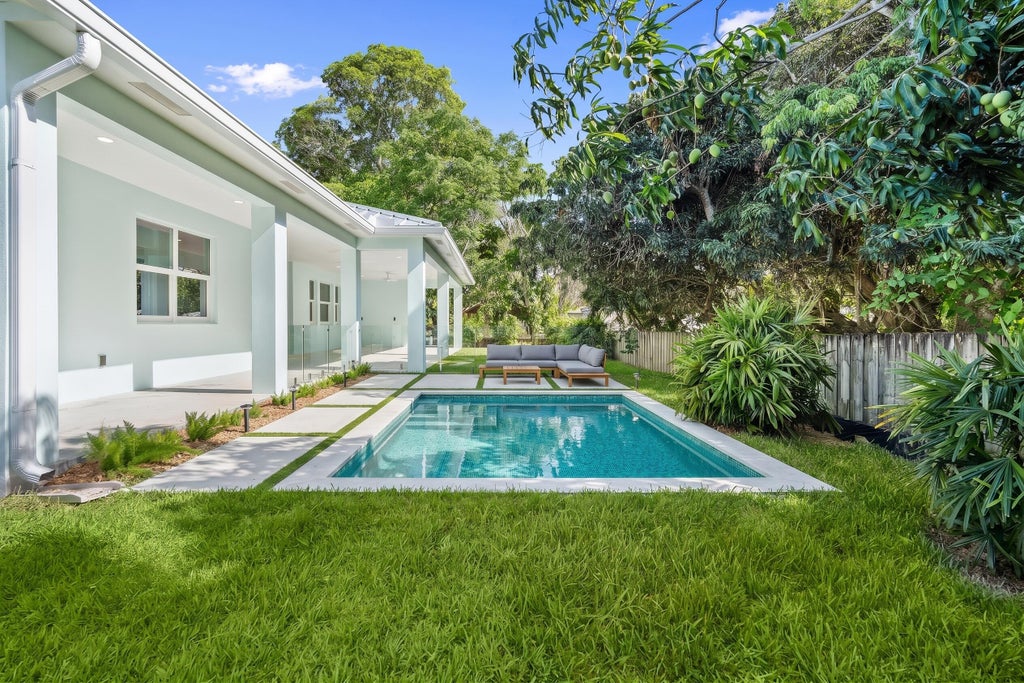 Photo of 516 SE Alamanda Way, Stuart, FL 34996 (MLS # B26047413)