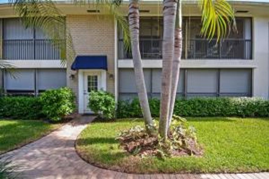2 bedroom 2 Bathroom First floor unit in a quiet Boutique Building. 100 feet from Intracoastal. Park your car and walk to Downtown Delray or walk to the Beach.