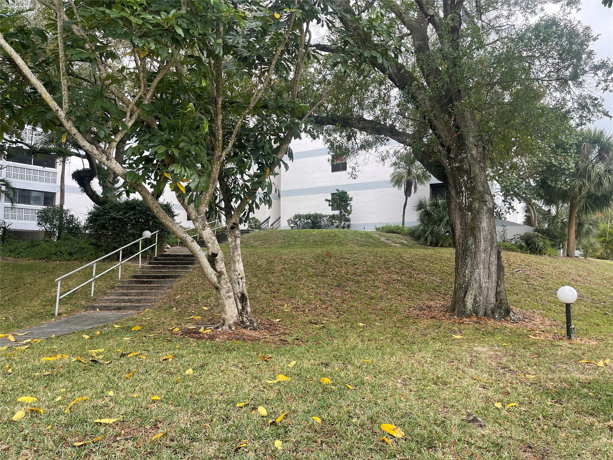 LAKES OF INVERRARY - Residential